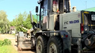  На улице Рылеева дорогу отсыпают асфальтовой крошкой (видео)