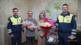 Липецкие автоинспекторы помогли добраться многодетной маме в роддом