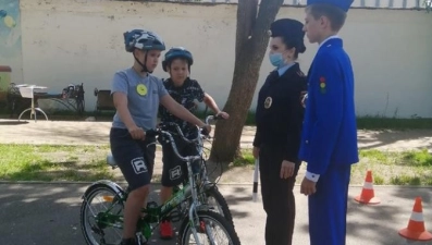 Юные ельчане получили памятки с Правилами дорожного движения