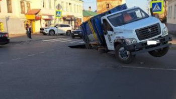 Причиной провала на дороге в центре Ельца стала коммунальная авария 