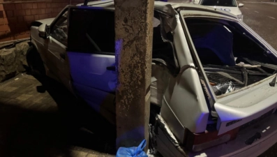 ВАЗ врезался в столб в Ельце: пострадал водитель