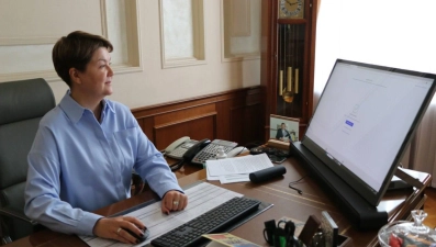 Евгения Фрай проголосовала на выборах в новый состав горсовета через ДЭГ