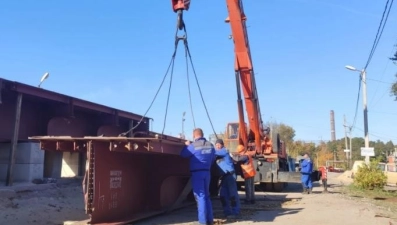 Металлический пролёт моста в районе Новой Жизни готов практически на половину