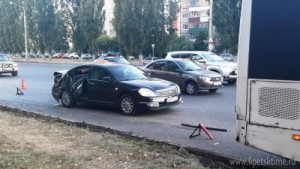 В Липецке иномарка столкнулась с автобусом