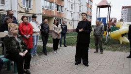 Евгения Фрай обсудила преображение дворов с жителями своего избирательного округа