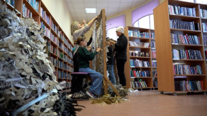 Липчане плетут маскировочные сети для фронта в библиотеке семейного чтения