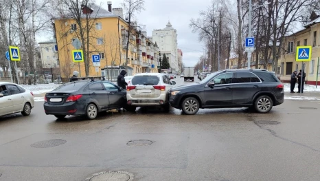 В центре Липецка в двойном столкновении пострадал водитель иномарки