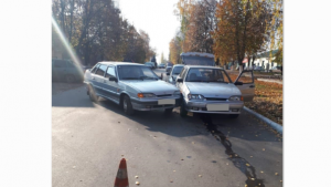 Автоледи пострадала в столкновении четырех машин