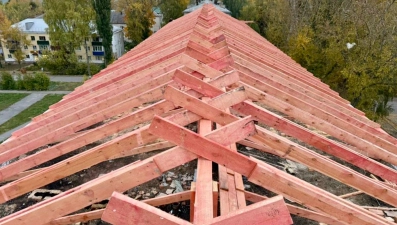 Сгоревшую крышу пятиэтажки в Ельце восстановили на 45%