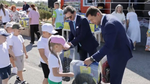 Максим Кавджарадзе и Владимир Сериков поздравили подарками первоклассников в Тербунах и Долгоруково