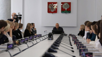 Игорь Артамонов лично поздравил стобалльников ЕГЭ