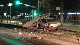 В пасхальную ночь в Липецке на улице Космонавтов «девятка» снесла остановку