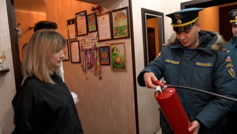 Липецкие сотрудники МЧС подарили многодетным семьям огнетушители