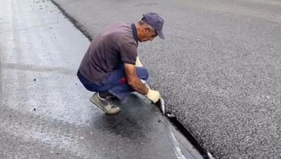 В Липецке дорогу на улице Папина делают с помощью битумной ленты