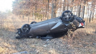 В Лебедянском районе иномарка съехала с дороги и перевернулась