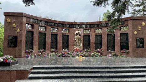 Липецкие строители обновили мемориал в подшефном Володарском округе ДНР