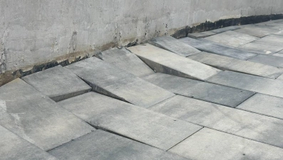 Просадки плитки обнаружили на территории поликлиники в микрорайоне Елецкий