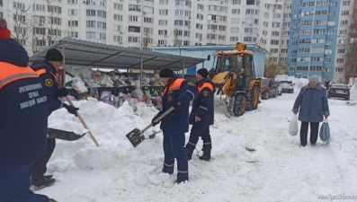 200 спасателей помогают чистить от снега соцобъекты и контейнерные площадки Липецка 