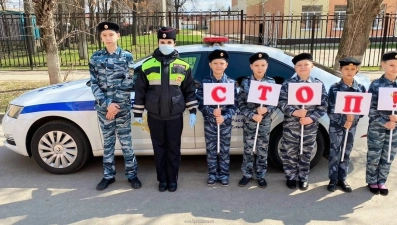 Юные инспекторы напоминают водителям о дорожной безопасности