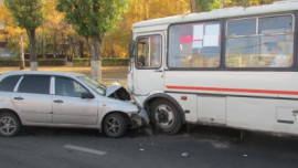 В Липецке легковушка врезалась в автобус