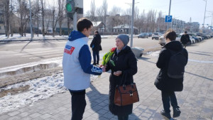 Липецкие единороссы поздравили горожанок с 8 Марта