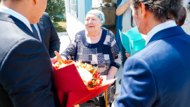 Спикер облсовета Владимир Сериков и сенатор Максим Кавджарадзе помогли отремонтировать дом жительнице Задонского района