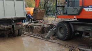 На улице Неделина ликвидируют порыв водовода