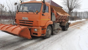  Городские дороги посыпают 25 пескоразбрызгивателей