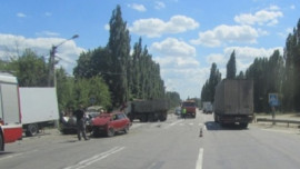 В Липецком районе автомобиль врезался в ограждение и загорелся