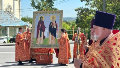 В Ельце прошел крестный ход в честь равноапостольных братьев Кирилла и Мефодия