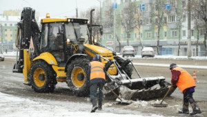 Городские службы устраняют последствия снегопада и готовятся к аномальным холодам (видео)