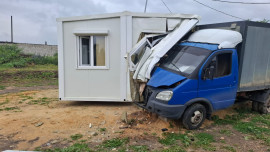Автомобиль «ГАЗ» врезался в модульное здание для водителей липецких автобусов