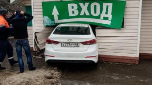 На Московской в Липецке автомобиль влетел в аптеку