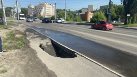 В Липецке на тротуаре обнаружен провал в асфальте