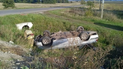 После столкновения Land Cruiser с Волгой потребовалась помощь 72-летнему водителю отечественного авто