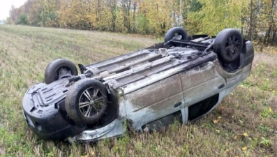 Водитель попал в больницу после опрокидывания автомобиля в Липецкой области