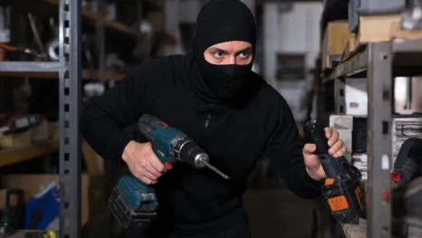 21-летний липчанин вскрыл машину и украл рюкзак с электроотвёртками