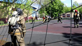 Липецкие пожарные в боевой экипировке столкнулись на футбольном поле