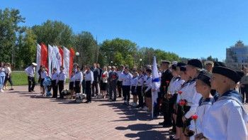 В Липецке проходит возложение цветов к памятнику Петра Первого