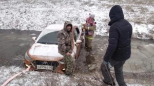 Пожарные спасли женщину с детьми из улетевшего в кювет автомобиля в Липецкой области