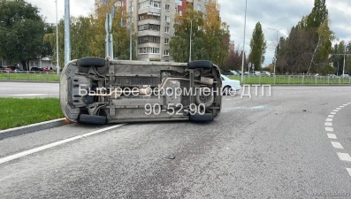 В Липецке после столкновения с иномаркой «Лада» завалилась на бок