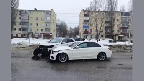 «Мерседес» столкнулся с «Киа» на улице Терешковой в Липецке