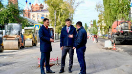 На улице Пушкинской в Ельце начали укладывать новый асфальт 