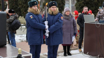 Частицу Вечного огня из военного мемориала «Пантеон защитников Отечества» зажгли в Воловском районе