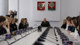 Игорь Артамонов лично поздравил стобалльников ЕГЭ