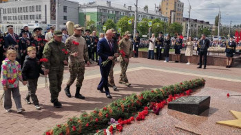 В Липецке Игорь Артамонов вместе с участниками СВО возложили цветы к Вечному огню на площади Героев