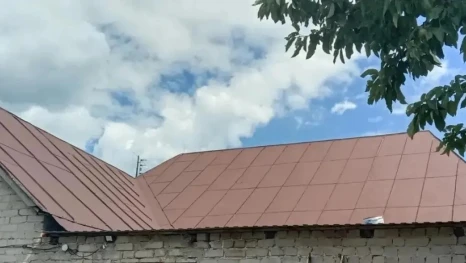 Кровлю дома семьи участника СВО в Добровском округе обновили при поддержке парламентариев