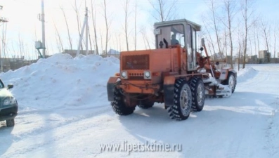 В выходные региональные дороги от снега расчищали 200 единиц спецтехники