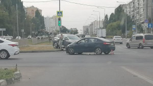 На перекрестке улиц Стаханова и 60 лет СССР произошла авария (видео)