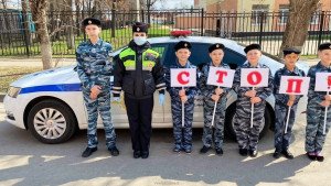 Юные инспекторы напоминают водителям о дорожной безопасности